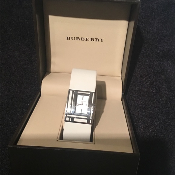 AUTHENTIC BURBERRY WATCH IN GOOD CONDITION WORKS BEAUTIFULLY 🔥🔥🔥❤️❤️😍 - Picture 6 of 12